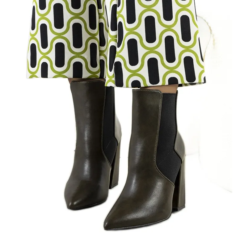 Groene Chelsea boots op de Hamilt post groente